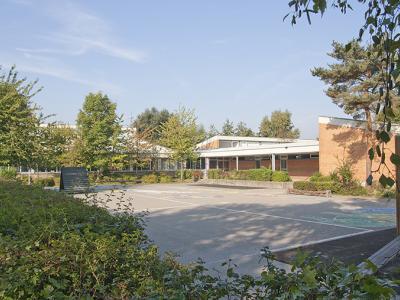 Schulhof der Gemeinschaftsgrundschule im Ortsteil Oedt